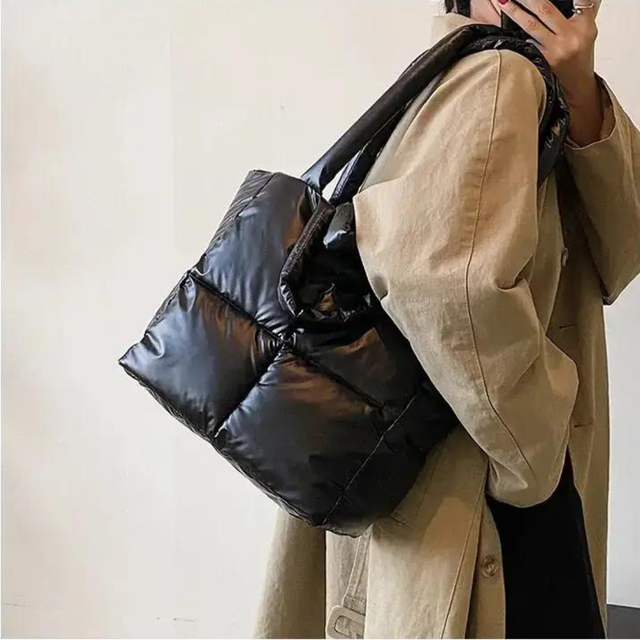 Bolsa Puffer Grande Preto Garbo Mariana - Garboza