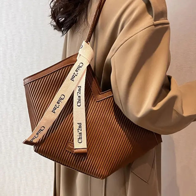 Bolsa Hobo Grande Marrom Garbo Luara - Garboza